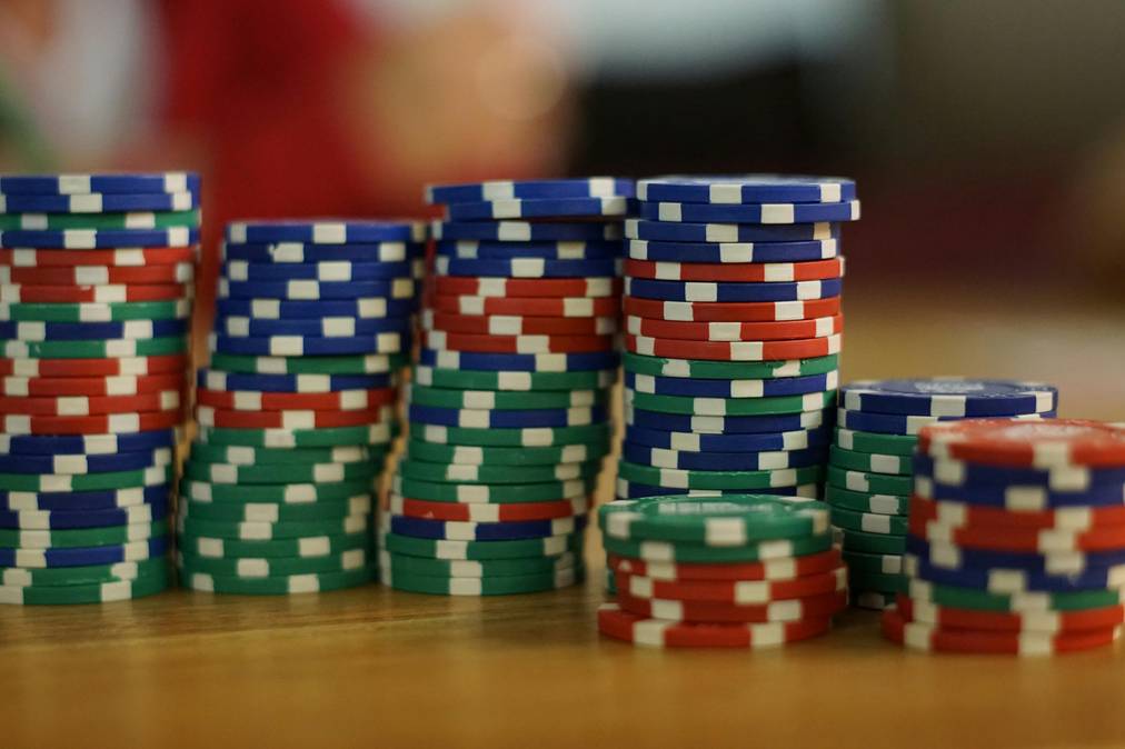 How Online Casinos Balance Entertainment and Risk: A Deep Dive